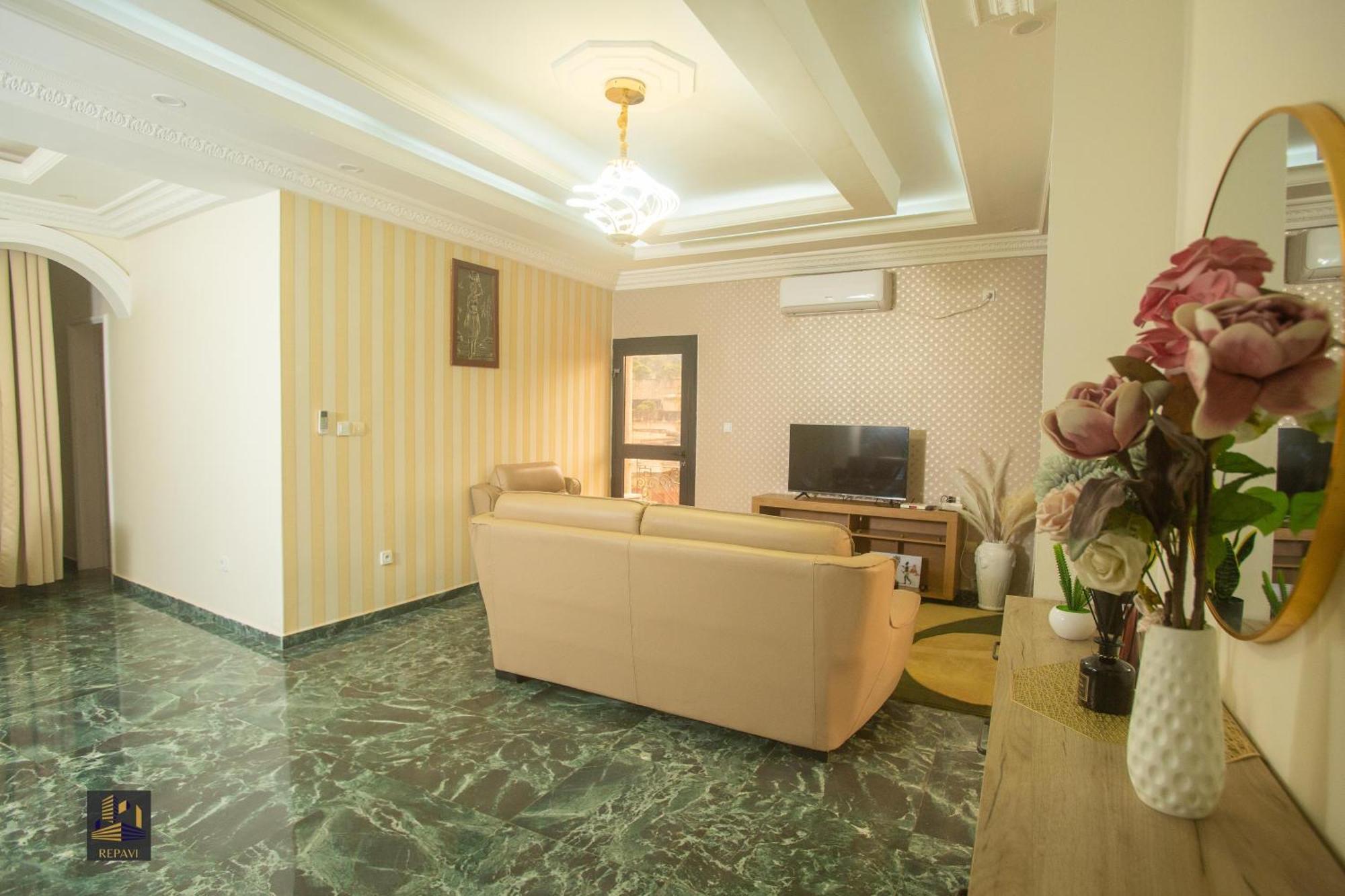 Repavi Lodge Yaounde Bagian luar foto
